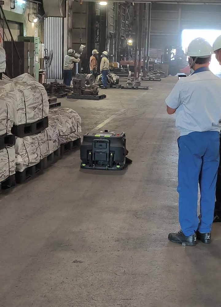 MT1 Vac chạy giữa khu bao hàng, cán bộ nhà máy theo dõi
